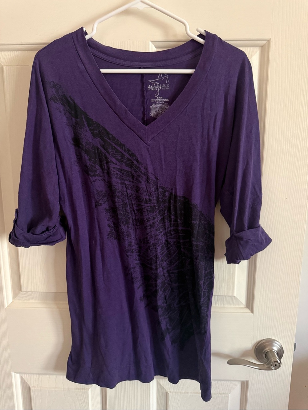 Miley Cyrus & Max Azria Purple V‑Neck 3/4 Sleeve Top with Black Graphic